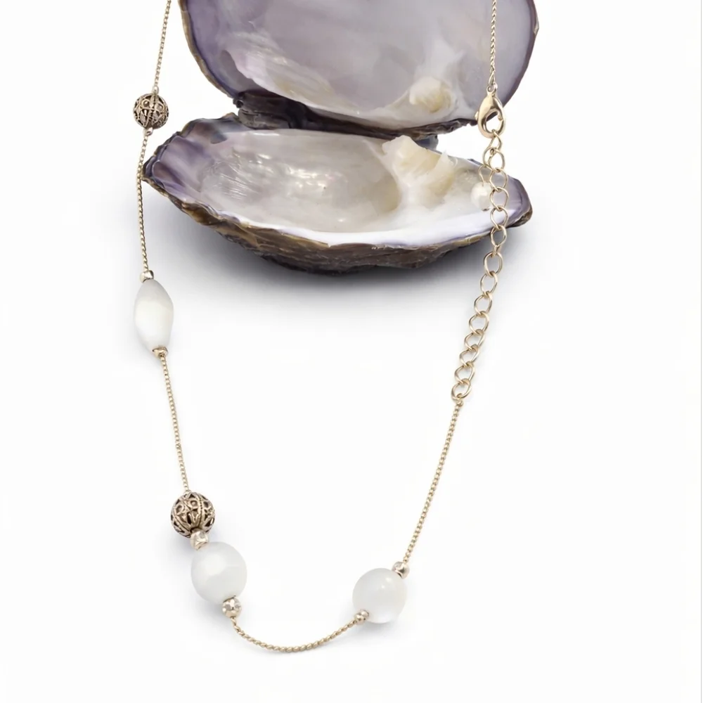 Gold-tone chain necklace with white freshwater Pearls. EUC.